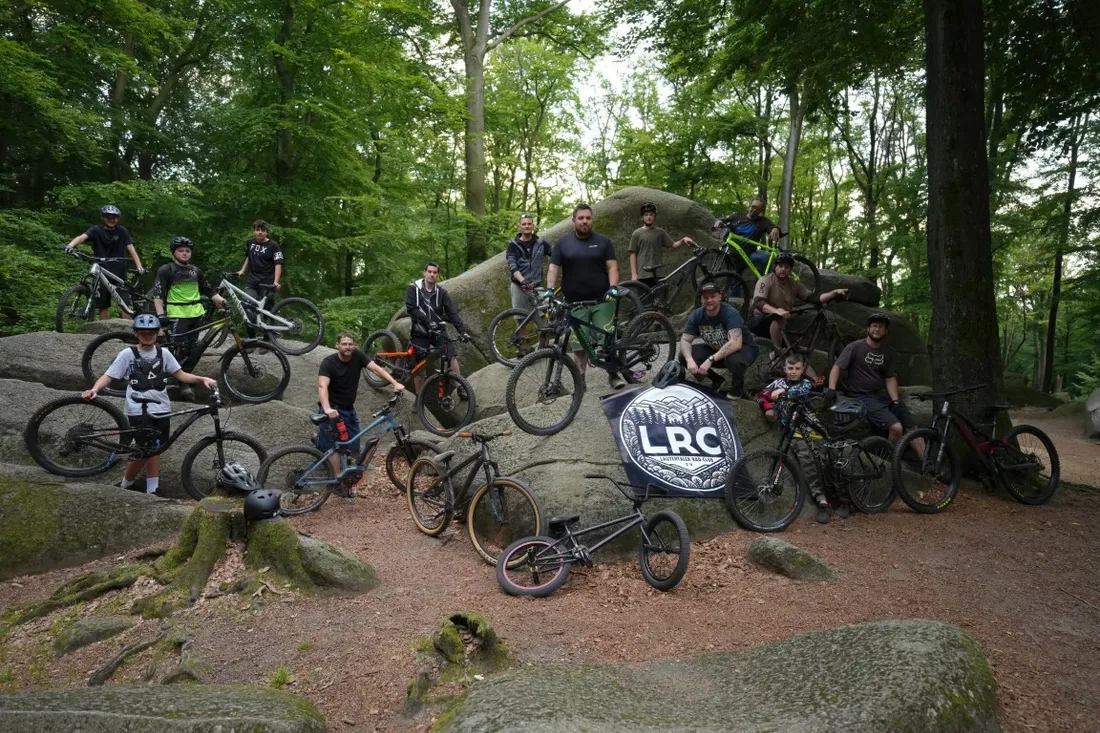 Gruppenfoto der Vereinsmitglieder mit LRC-Banner