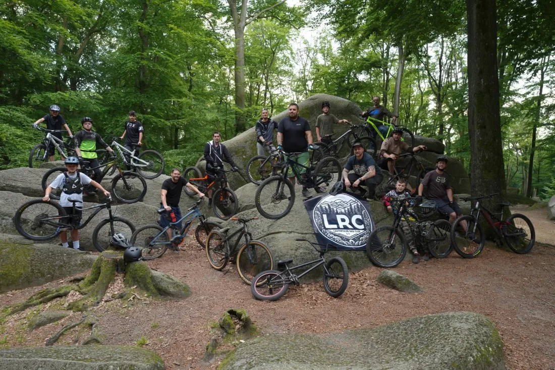 Gruppenfoto auf Felsen mit LRC-Banner