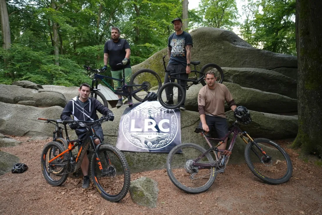 Gruppe der LRC-Biker am Felsen