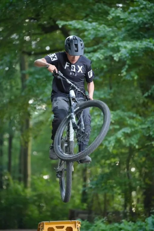 Biker zieht einen Whip im Grünen