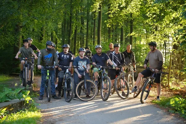Gruppenfoto der Biker auf der Straße