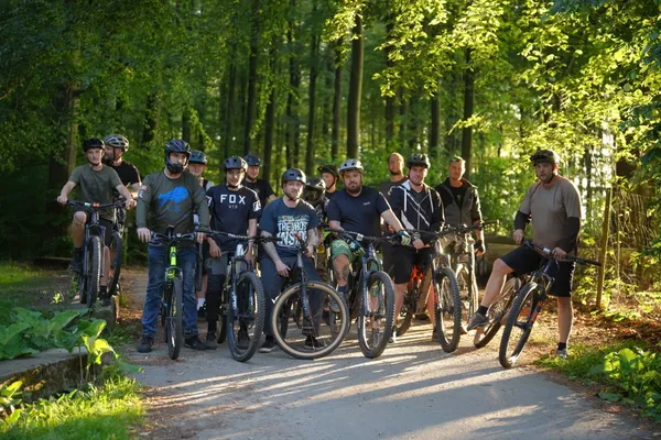 Gruppenfoto der Biker auf der Straße