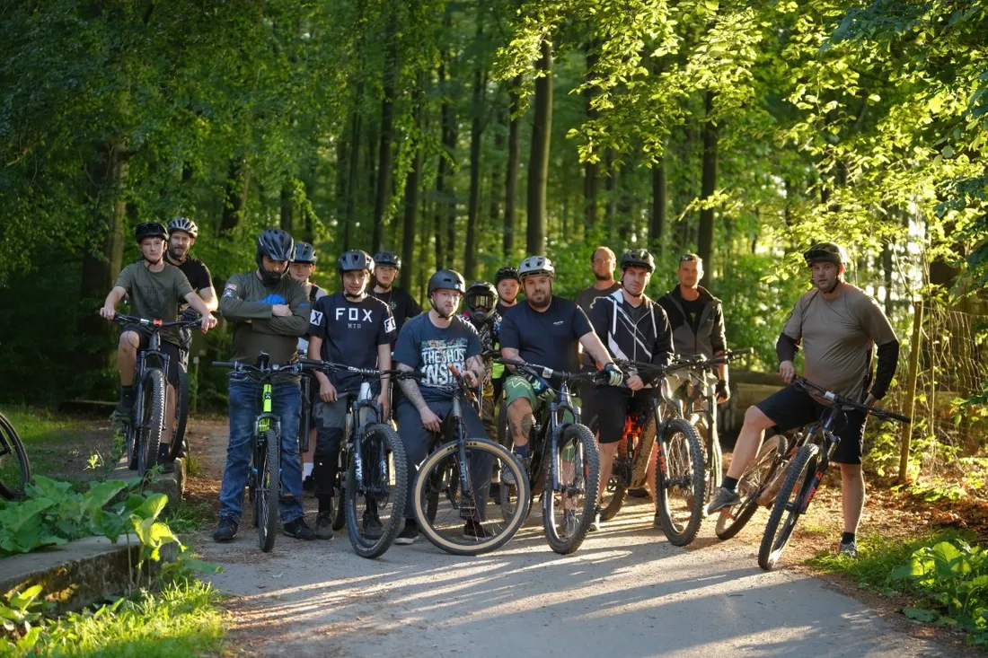 Gruppenfoto der LRC-Biker auf Felsen