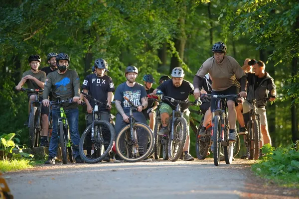 Gruppenfoto der Biker auf der Straße