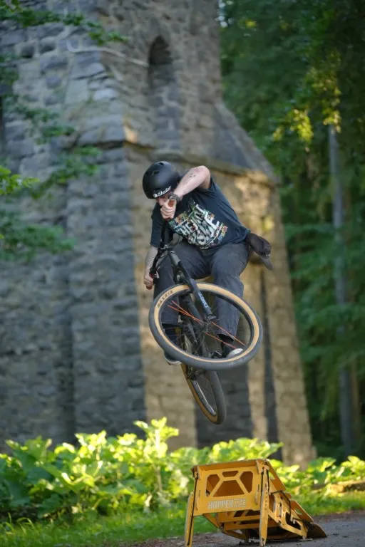 Fahrer am Steinturm im Wald