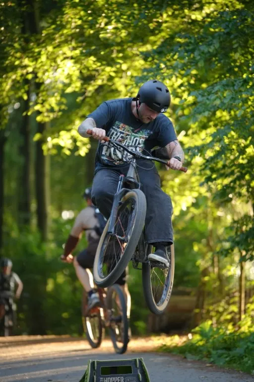 Biker frontal auf dem Trail