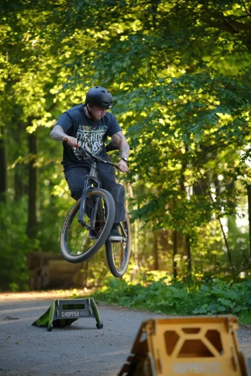 Biker in der Luft über einem Sprung