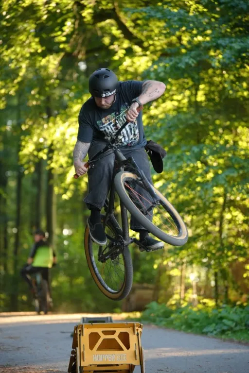Biker in der Luft über einem Sprung