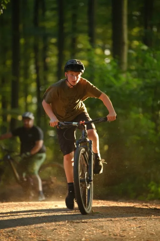 Biker fährt einen Wheelie