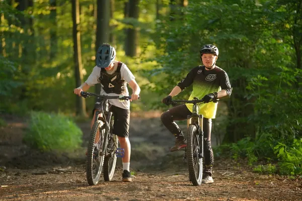 Zwei Fahrer im Wald