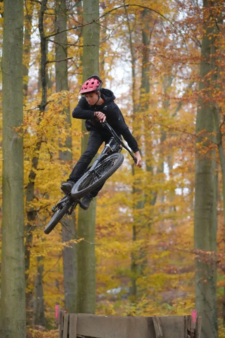 Biker springt über den Holzkicker