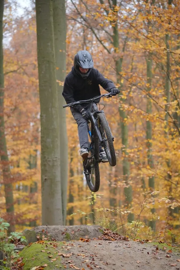 Sprung über den Holzkicker
