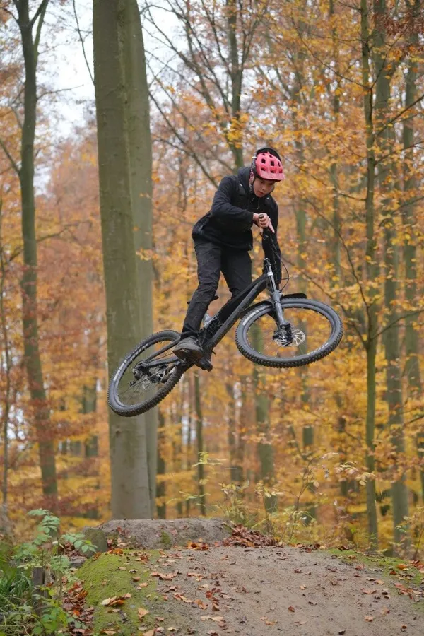 Biker in der Luft über dem Kicker