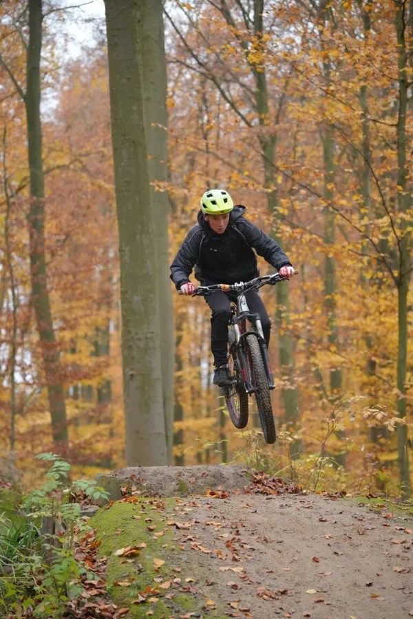 Biker in der Luft über dem Kicker
