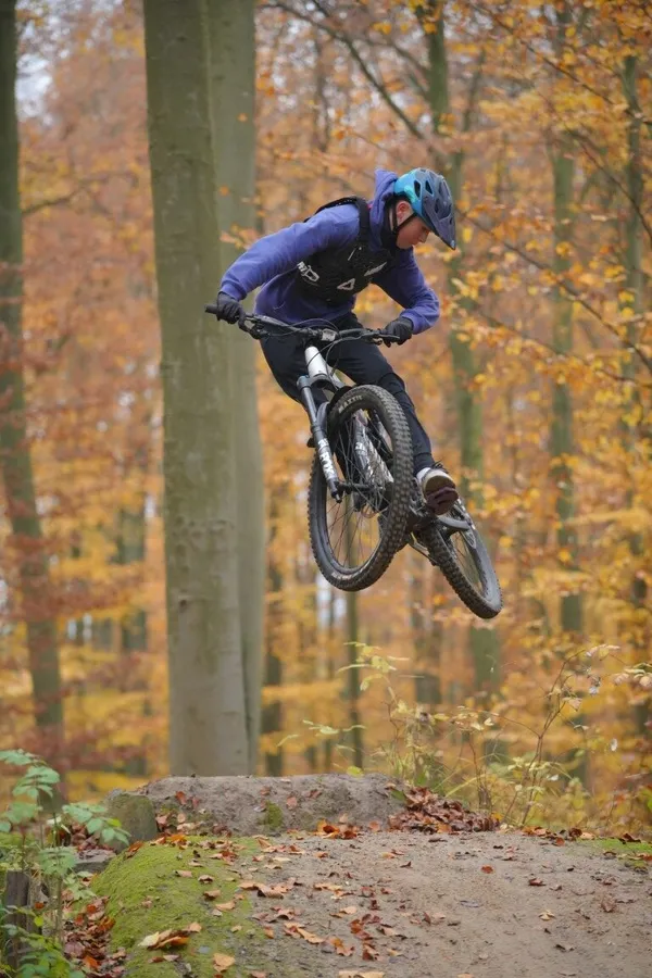 Biker in der Luft über dem Kicker