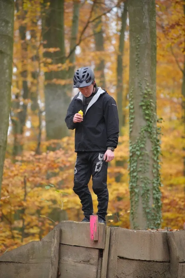 Biker mit Bike im Wald