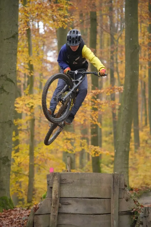 Sprung über den Holzkicker