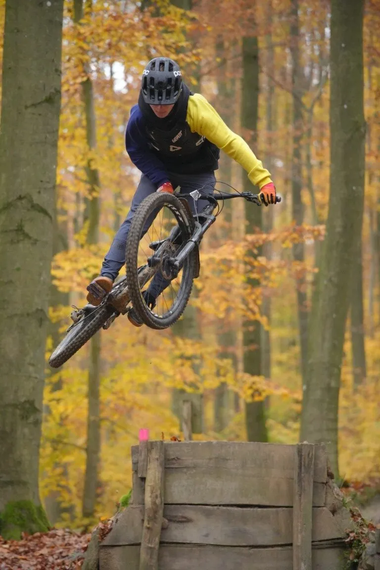 Hoher Sprung über den Holzkicker