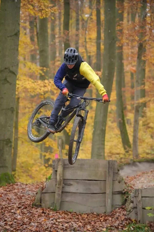 Sprung über den Holzkicker