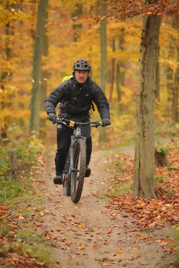 Biker auf dem Trail im Herbstwald