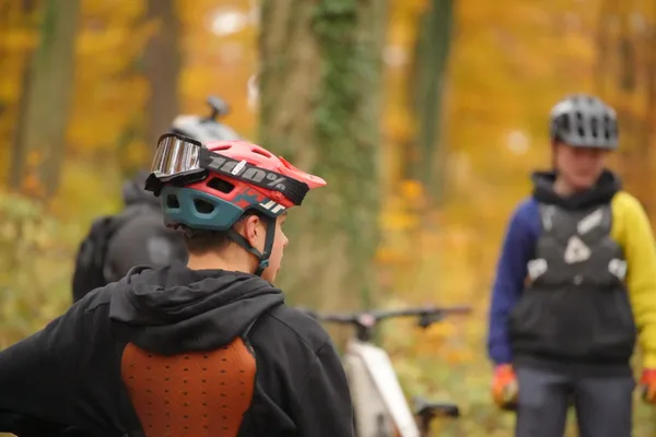 Biker von hinten auf dem Trail