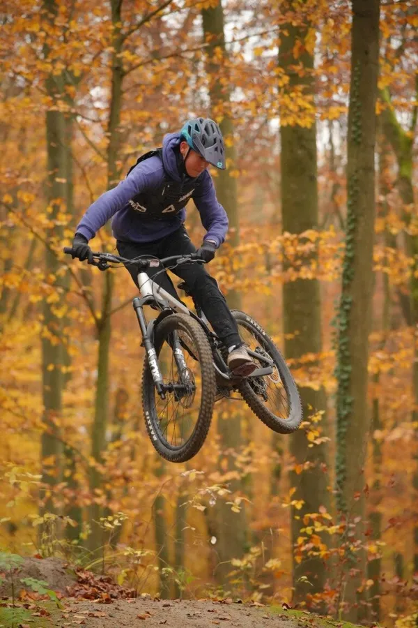 Biker in der Luft über einem Sprung