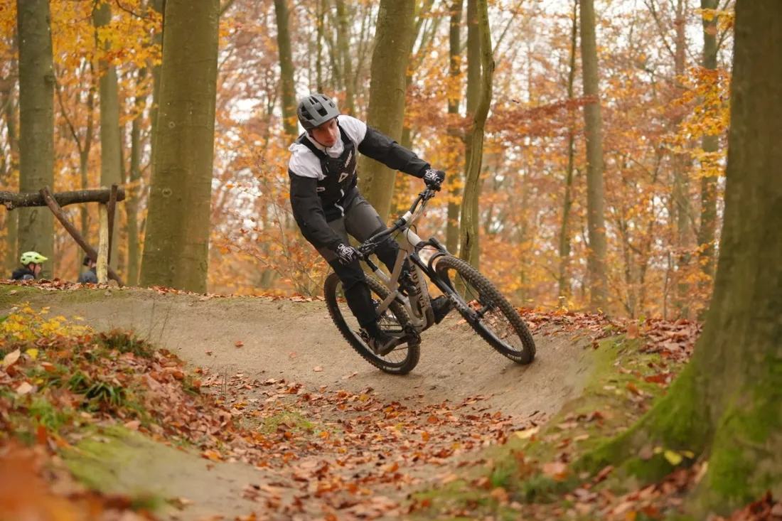 Biker fährt einen Anlieger im Wald
