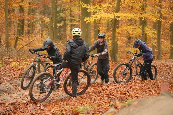 Biker im Gespräch am Trail