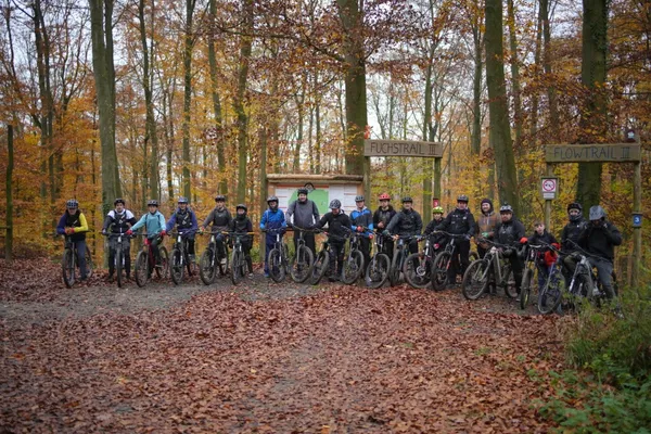 Gruppenfoto der LRC-Biker im Herbstwald