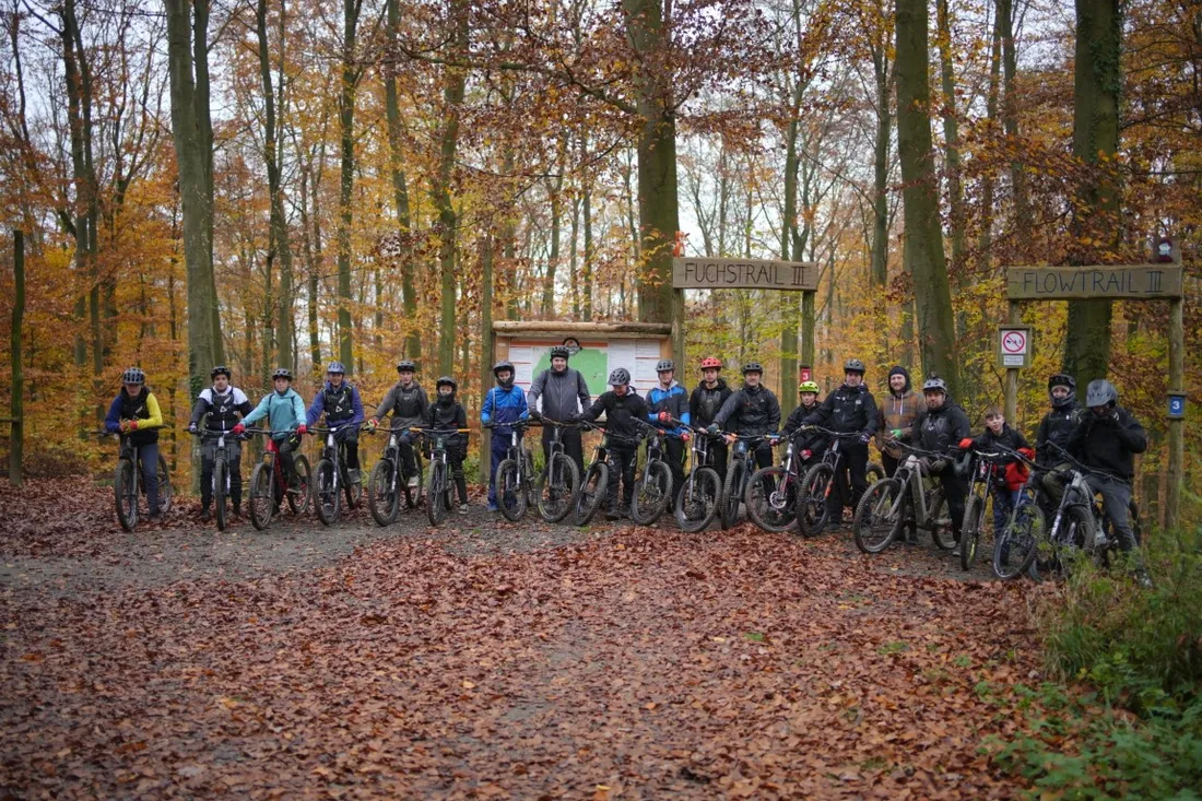 Gruppenfoto der LRC-Biker am Trail im Herbstwald